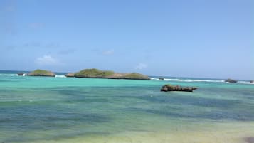Pantai di sekitar dan pasir putih