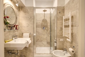 Dusche, Regendusche, kostenlose Toilettenartikel, Haartrockner