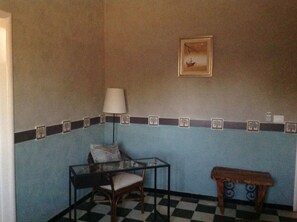 Quarto duplo, 2 camas de solteiro, no piso térreo | Comodidades do quarto