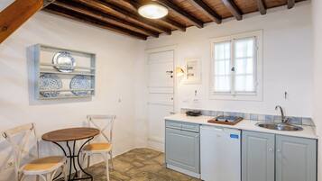 Suite Apartment with loft | Yksityinen keittiö | Jääkaappi, liesi, keittoastiat/astiat/ruokailuvälineet