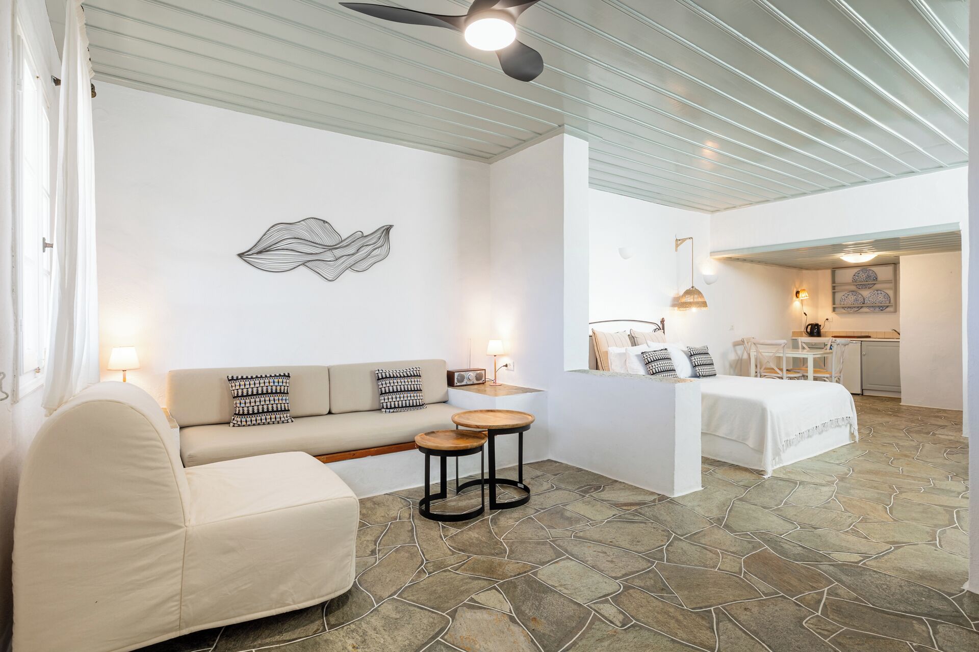 Lilium Maisonette | Woonruimte | Een flatscreentelevisie