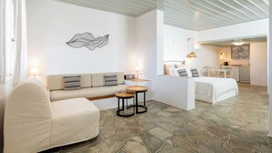 Un salon moderne avec un canapé, une table basse ronde et un élément décoratif mural.