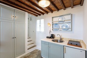 Suite Apartment with loft | Cocina privada | Refrigerador, parrilla de estufa y utensilios de cocina