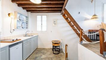 Lilium Maisonette | Yksityinen keittiö | Jääkaappi, liesi, keittoastiat/astiat/ruokailuvälineet