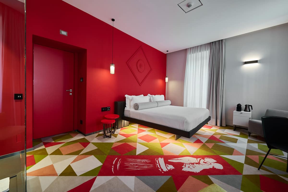 2 bedrooms, premium bedding, down duvets, in-room safe