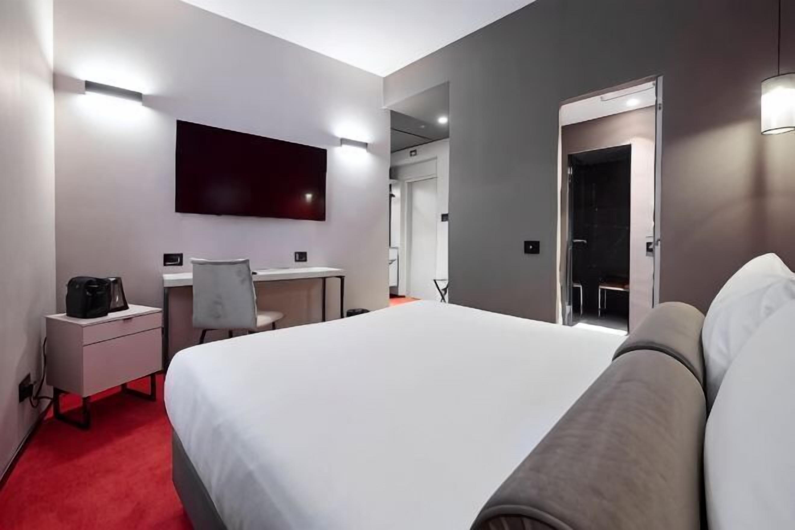 Premium bedding, down comforters, in-room safe, individually decorated