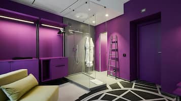 Quarto panorâmico, 1 cama King | 2 quartos, roupas de cama premium, edredons de pluma, cofres nos quartos