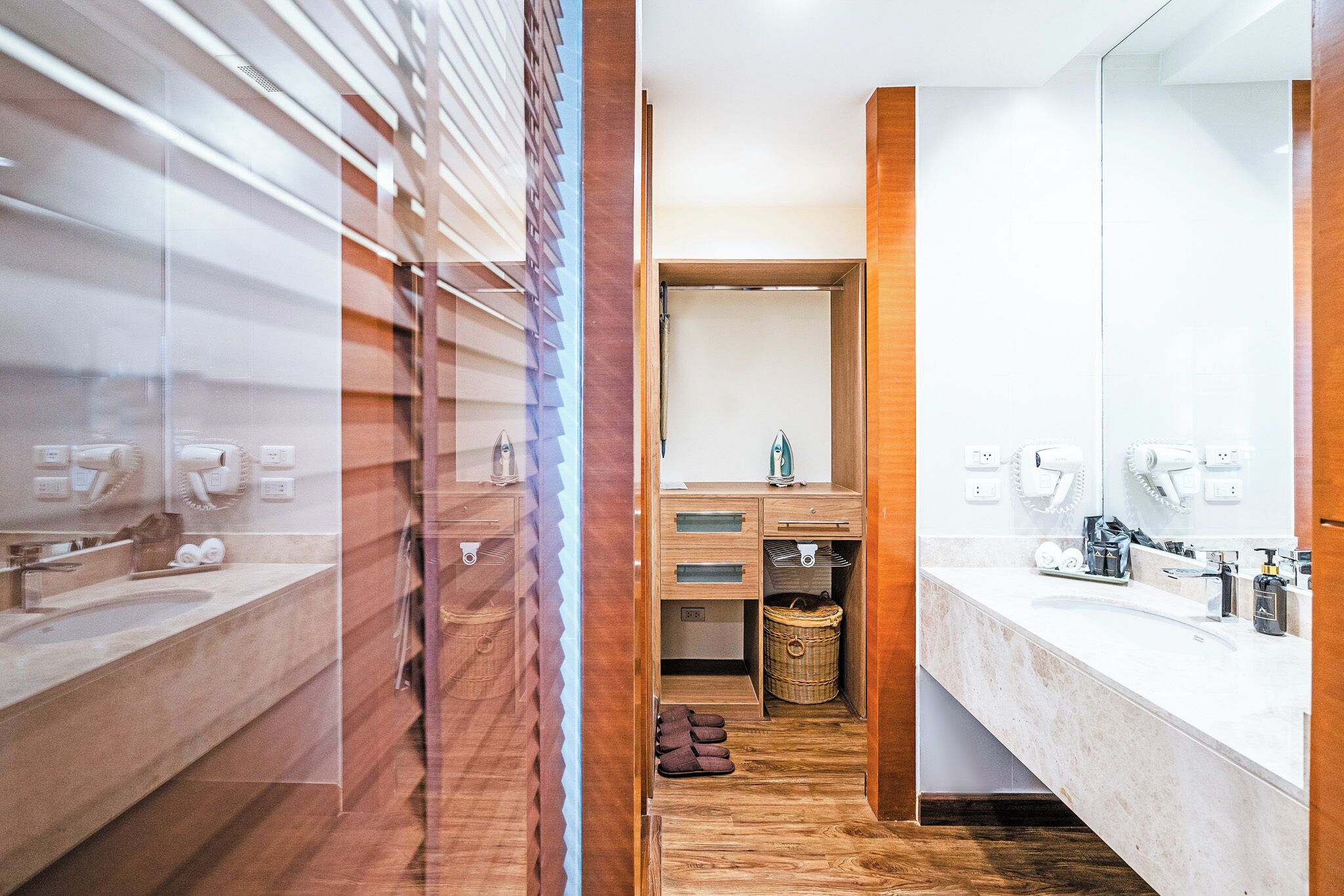 Une salle de bain moderne avec un meuble-lavabo en bois, un grand miroir et une cabine de douche en verre.