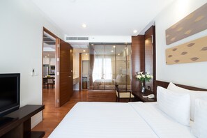 Grand Suite, 2 Bedrooms | Premium bedding, in-room safe, desk, laptop workspace - Amanta Hotel & Residence Ratchada (Bangkok)
