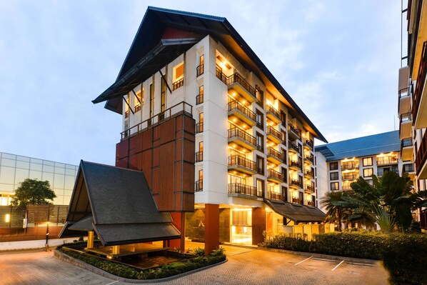 A multi-story hotel with a modern design, featuring balconies, a central courtyard, and a parking area. - Amanta Hotel & Residence Ratchada (Bangkok)