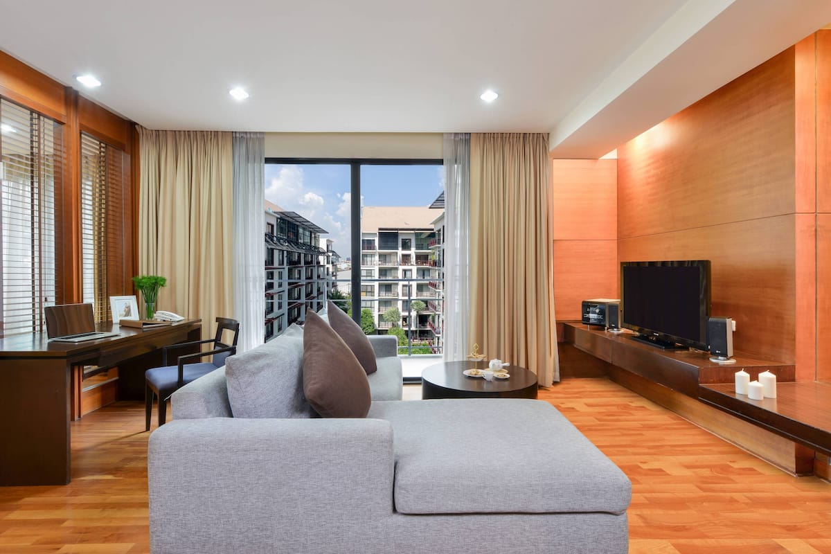 Premium bedding, in-room safe, desk, laptop workspace