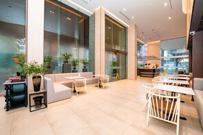 Se sirven desayunos y cocina internacional (con vistas a la piscina)