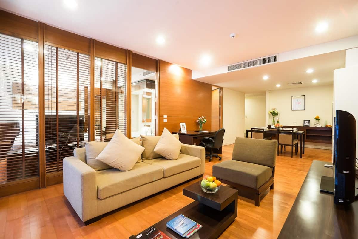 Executive Suite, 1 Bedroom | Living area | 32-inch LCD TV with cable channels, TV, Netflix