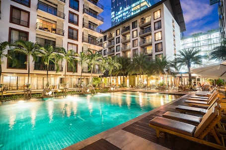 Outdoor pool, pool umbrellas, sun loungers