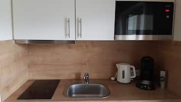 Großer Kühlschrank, Mikrowelle, Ofen, Herdplatte