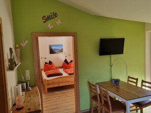 Apartamento luxo (cleaning fee 40€ to be paid at site) | Área de estar | TV de tela plana 55 polegadas com canais a cabo, TV, pisos aquecidos