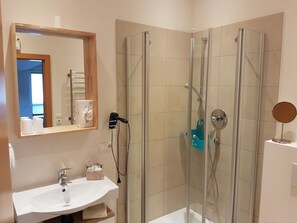 Baignoire et douche séparées, articles de toilette (gratuits)