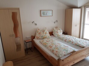 Hypo-allergenic bedding, in-room safe, individually furnished, desk - Das Taubenhaus (Hollersbach im Pinzgau)