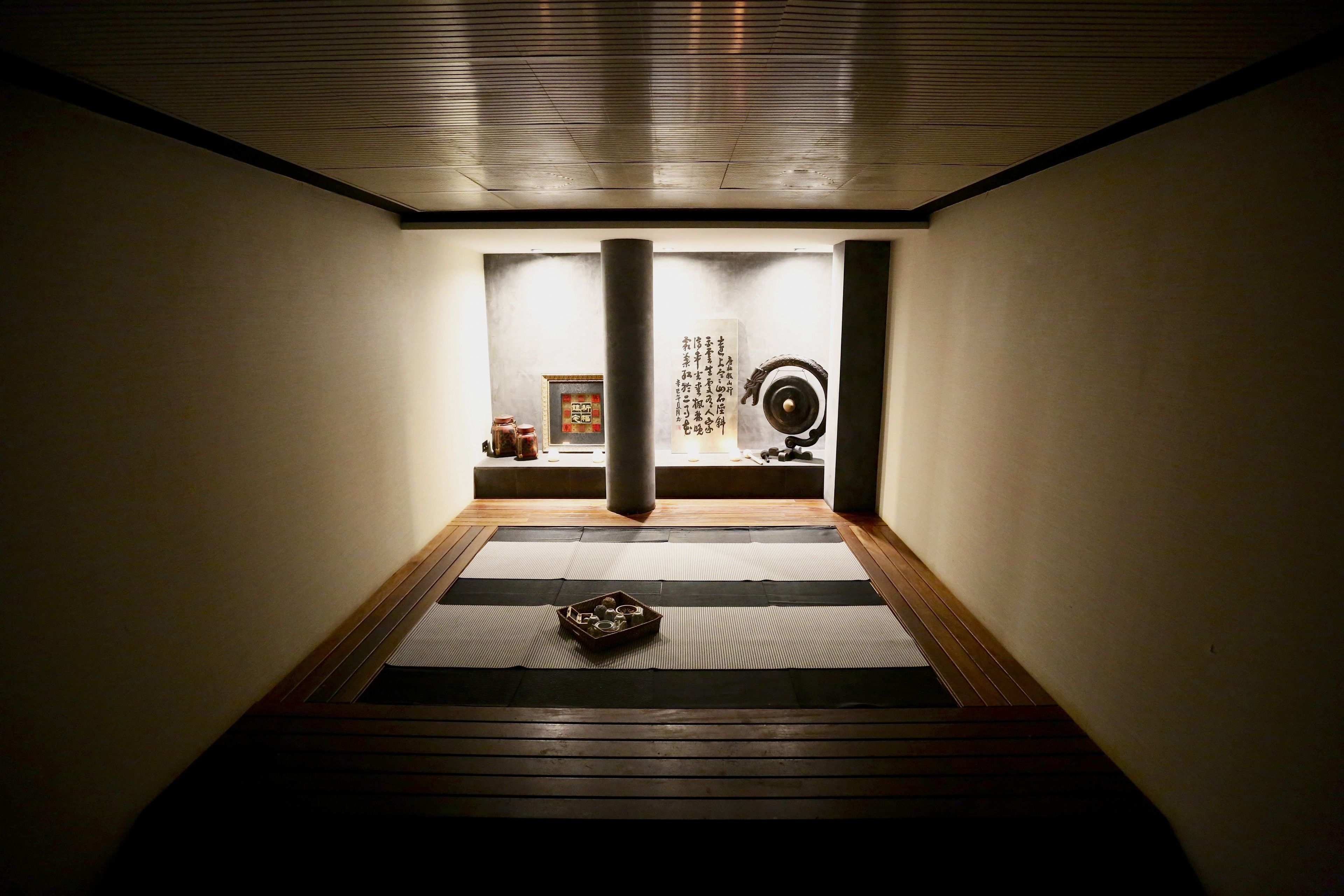 Een smalle gang met tatami matten, houten vloeren en een traditionele Japanse uitstraling.