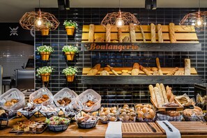 Se sirven desayunos, comidas, cenas y cocina asiática 