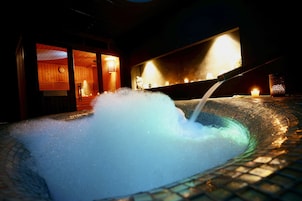 Salas de tratamiento para parejas, un sauna, una bañera de hidromasaje