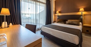 Economy Double or Twin Room | Minibar, in-room safe, desk, laptop workspace - Gran Palas Hotel - Spa incluido (Vila-Seca)