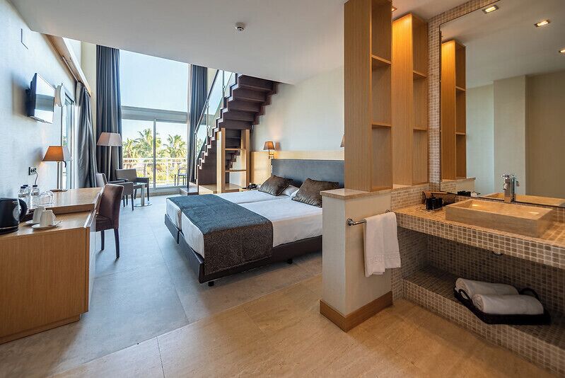 Minibar, caja de seguridad en la habitación y escritorio 