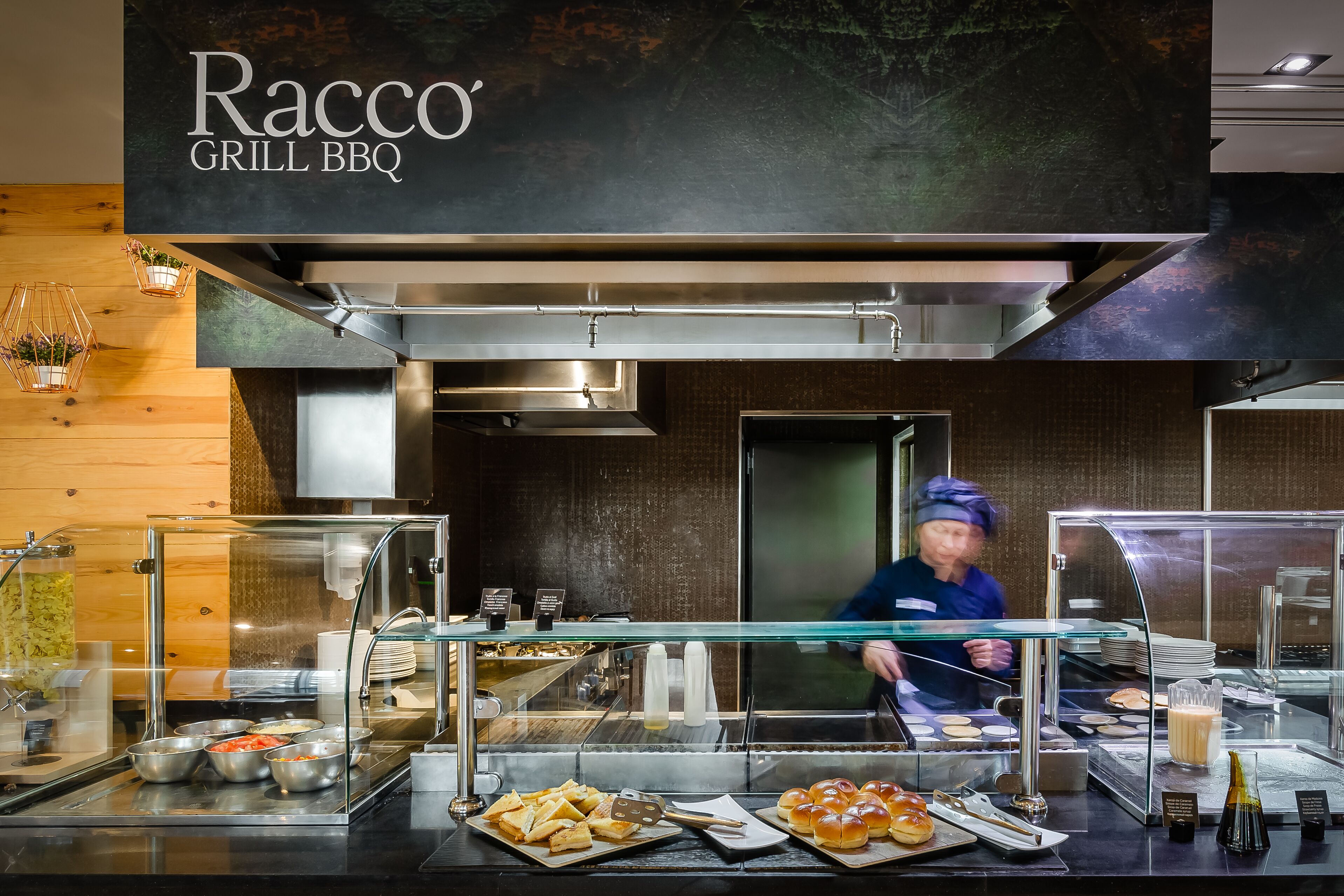 Een buffetgedeelte met een bord waarop staat: Racco Grill BBQ.