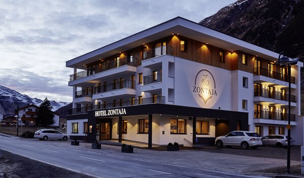 Un hotel de varios pisos con un cartel llamativo que dice "HOTEL ZONTAJA".