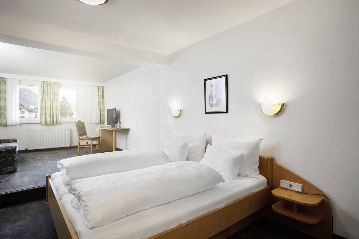 Premium bedding, in-room safe, desk, blackout curtains