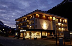 施設の正面 (日没後)
