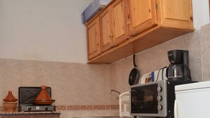 Basic Apartment, 2 Bedrooms | In-room dining