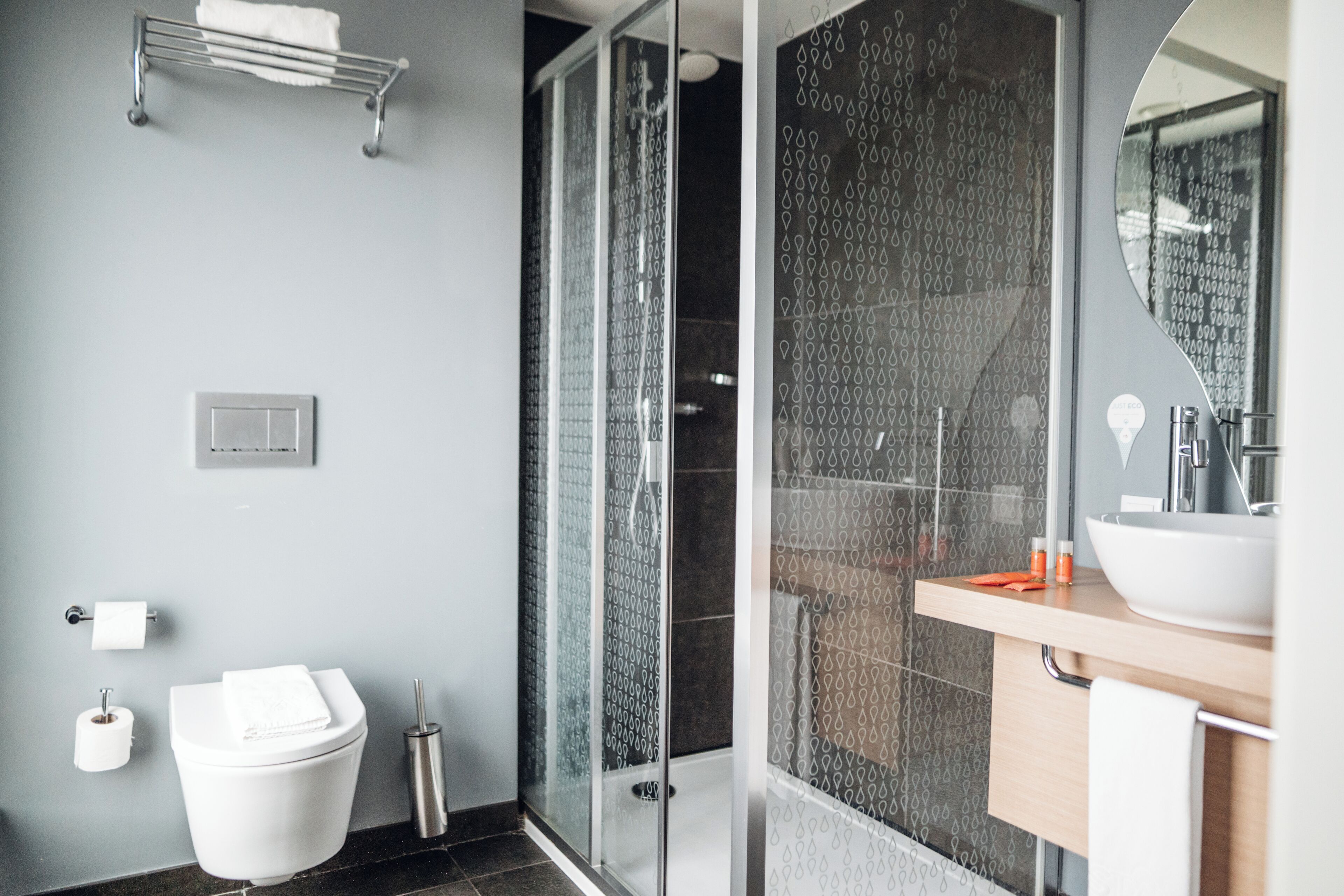 single room | in-room safe, desk, soundproofing, free wifi