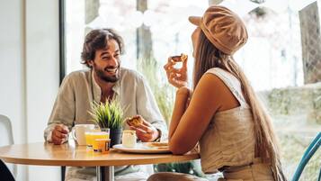 Colazione a buffet, servita tutte le mattine (13.28 EUR a persona)