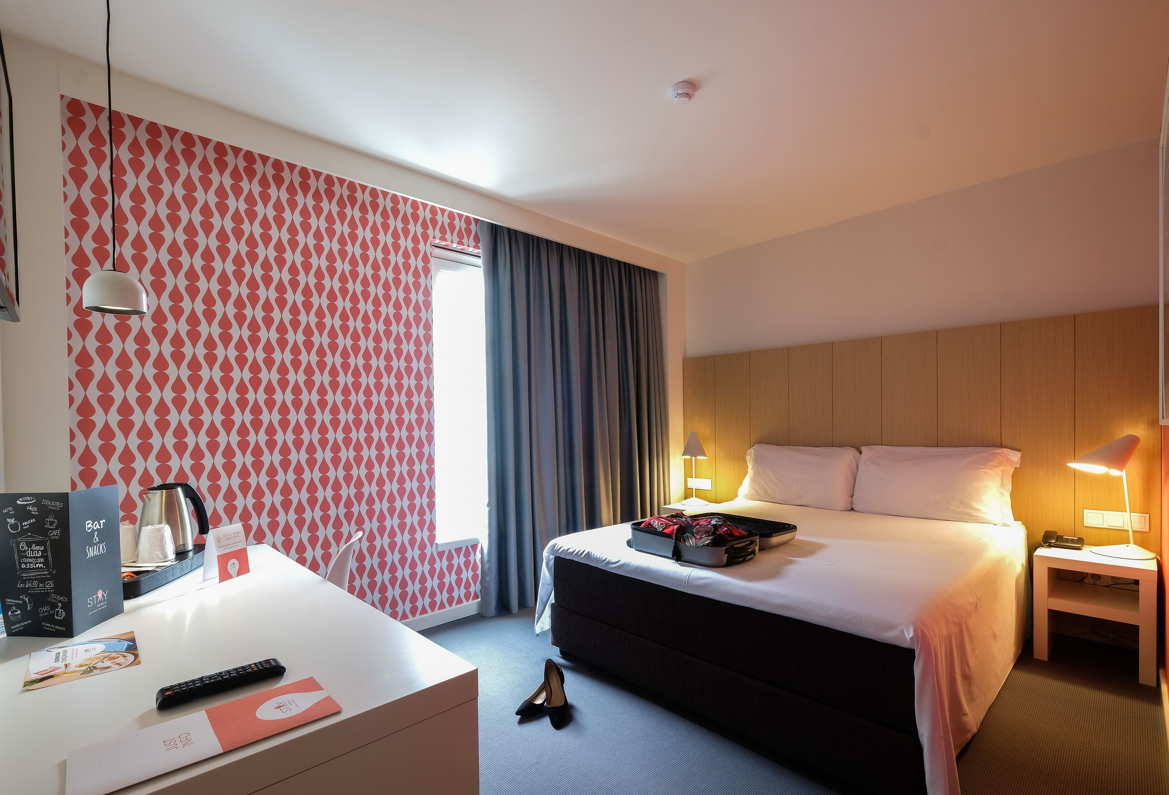 double room, 1 queen bed | in-room safe, desk, soundproofing, free wifi