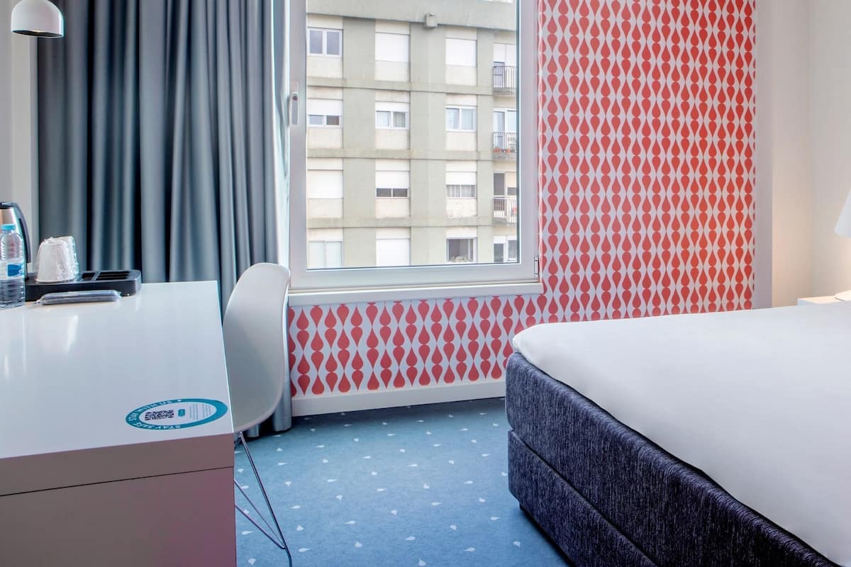 ตู้นิรภัยในห้องพัก, โต๊ะทำงาน, ห้องเก็บเสียง, Wi-Fi ฟรี