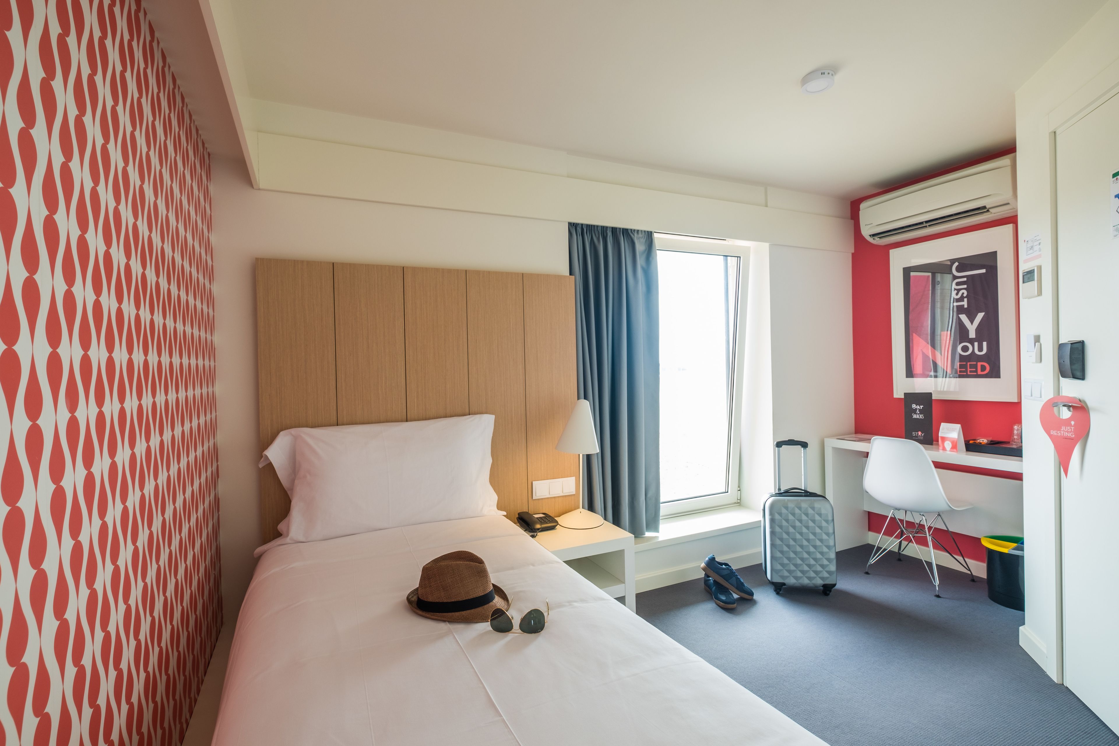 single room | in-room safe, desk, soundproofing, free wifi