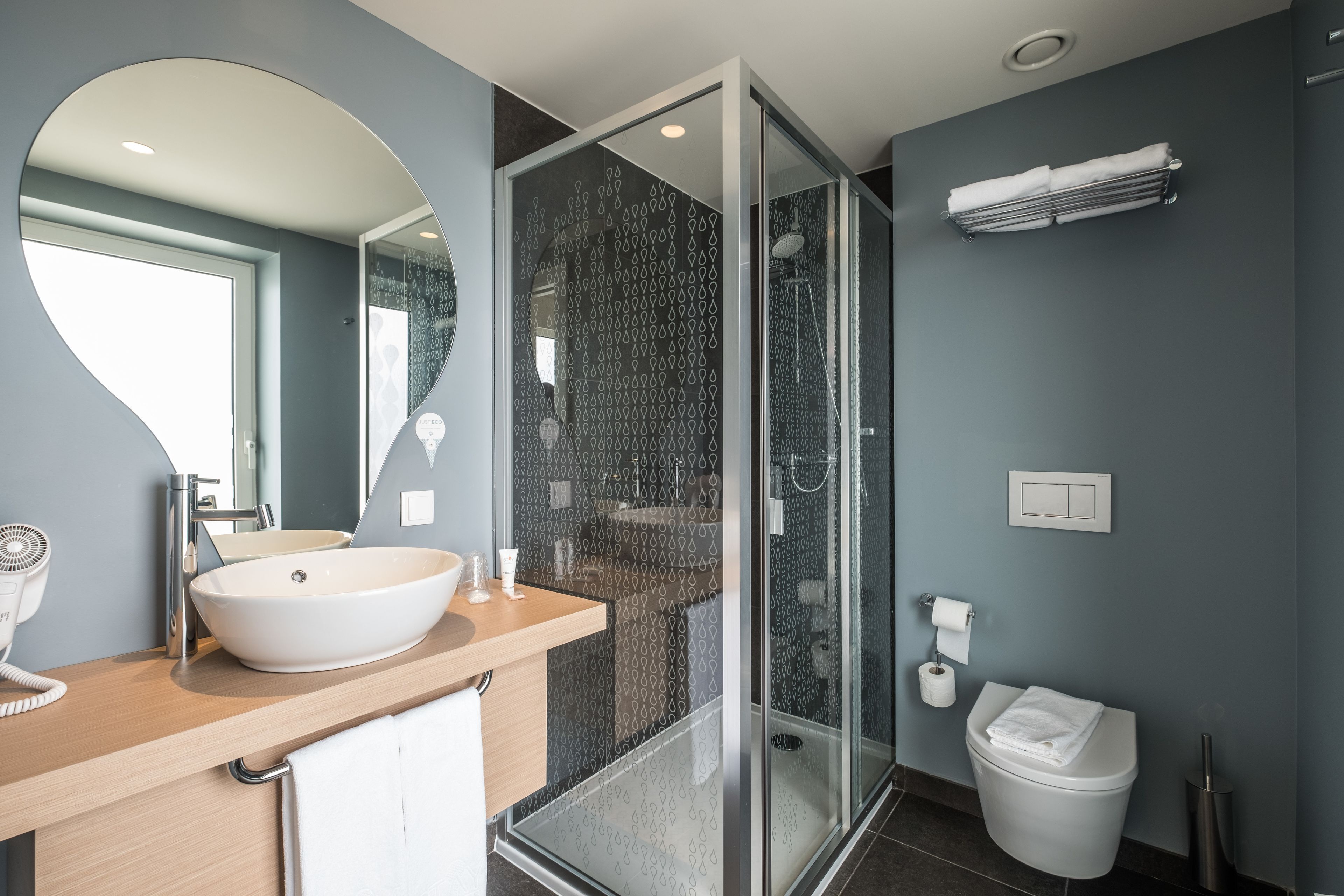 shower, free toiletries, hair dryer, towels