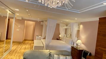 Romantic Studio Suite | 2 bedrooms, minibar, in-room safe, soundproofing