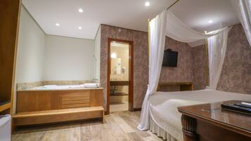 Suite deluxe | Een minibar, een kluis op de kamer, geluiddichte muren, gratis wifi