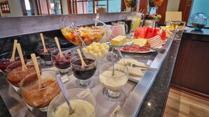 En buffet med et udvalg af mad og drikkevarer.