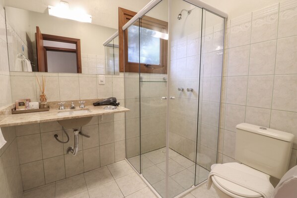 Quarto família jardim | Phòng tắm | Đồ dùng nhà tắm được thiết kế riêng, máy sấy tóc, khăn tắm, xà phòng