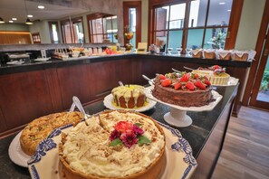 Café da manhã com buffet grátis todos os dias