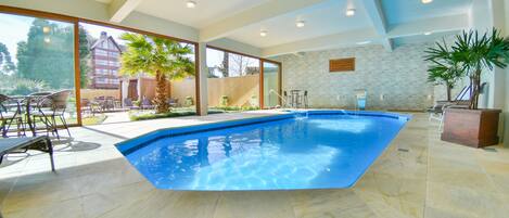 Alberca techada y camastros