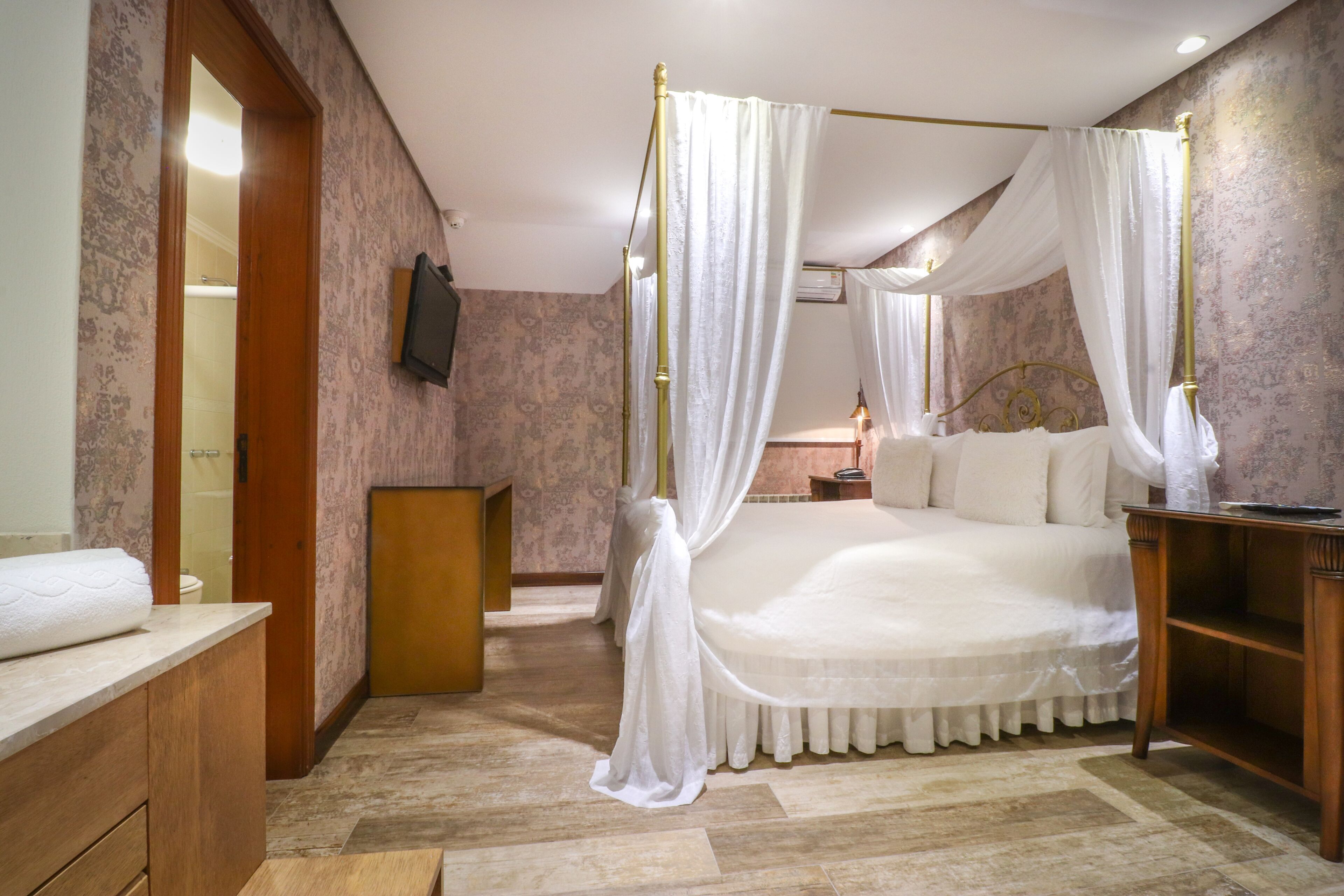 Minibar, in-room safe, soundproofing, free WiFi