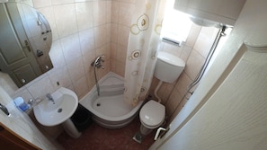 Kahden hengen huone, parveke (Private Bathroom) | Kylpyhuone | Suihku, hiustenkuivaaja, pyyhkeet