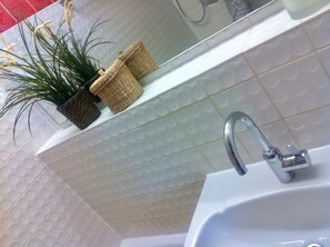 Appartement, balcon (incl cleaning Fee 41.65 EUR) | Salle de bain | Ensemble douche/baignoire, sèche-cheveux, savon, papier toilette