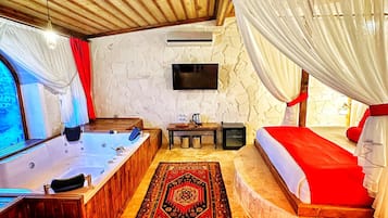 Exclusive-Suite, eigener Pool | 1 Schlafzimmer, Bettwäsche aus ägyptischer Baumwolle