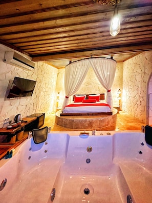 Suite Eksklusif, kolam renang pribadi | 1 kamar tidur, seprai katun Mesir, dan seprai premium