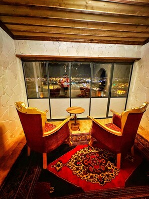 Exclusive Suite, Private Pool | Living area | 43-inch Smart TV with satellite channels, TV - Saklı Cave House (Avanos)